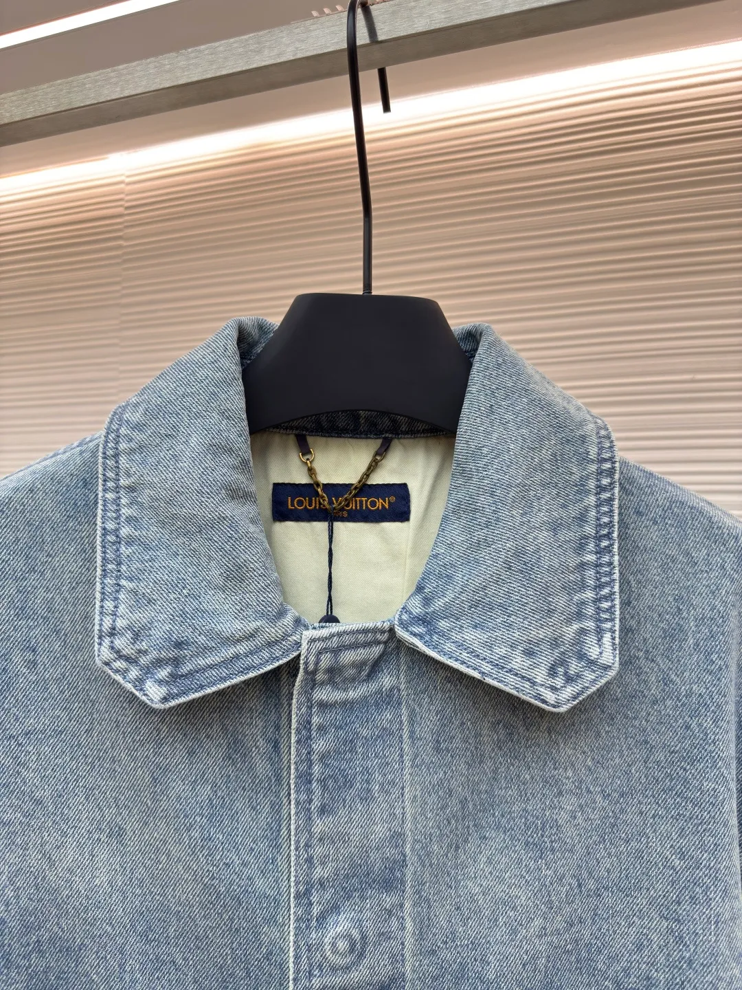 LOUIS VUITTON embossed denim jacket ●Authentic product: purchased and developed at 8599 ●Item number: 1680248-B25 ●Fabric: washed denim ●Technology: distressed washed ●Version: fitted version ●Weight: about 975g ●Size: 46-48-50-52 ●Description: embellished with classic Monogram elements. The season's sharp corner pockets are designed with zippered trouser legs to create a loose fit. The hammer fixing ring takes on the shape of an LV and is paired with a special leather tag. The overall wiring is straight and delicate, the fabric is comfortable and soft, and the color is consistent without color difference. It can be matched with the same style to create a fashionable look and control various occasions. Customized accessories, complete with three standards, same style for men and women!